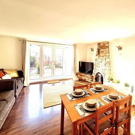 Cosy Luxurious 3 Bedroom House, Free Parking, Free Wifi, Private Garden, Free Netflix Havering Zewnętrze zdjęcie