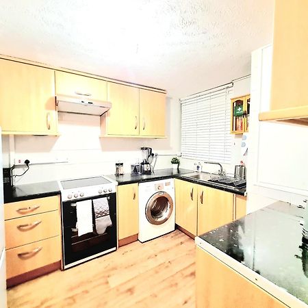 Cosy Luxurious 3 Bedroom House, Free Parking, Free Wifi, Private Garden, Free Netflix Havering Zewnętrze zdjęcie