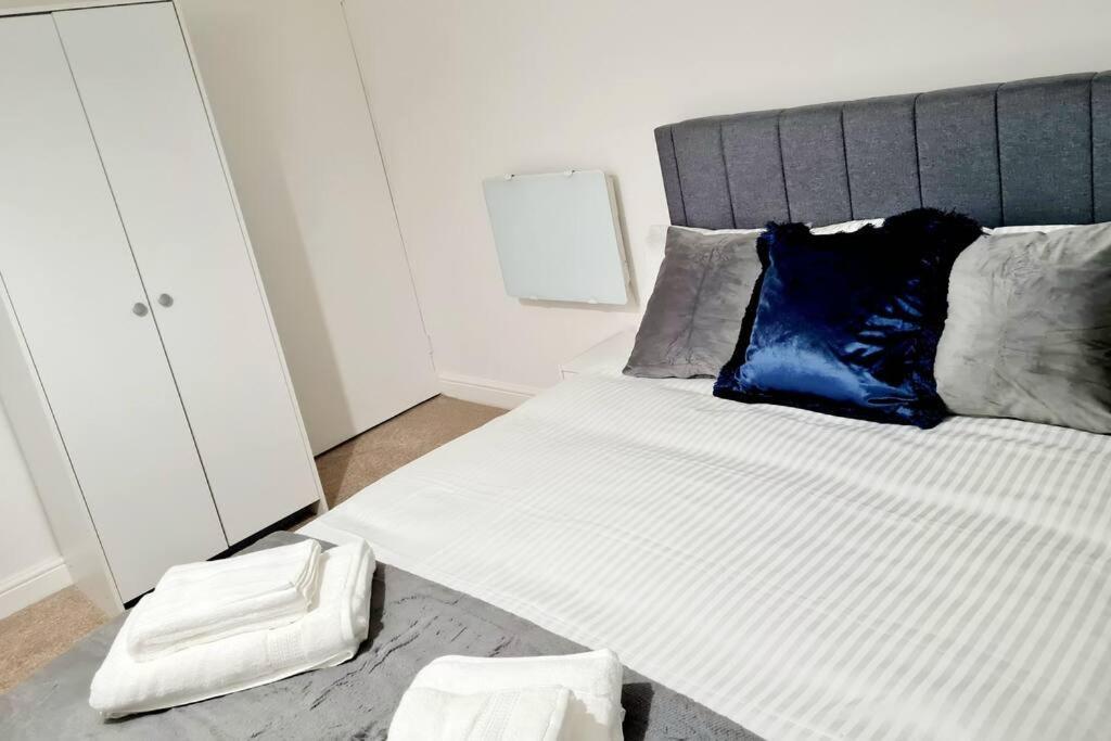 Cosy Luxurious 3 Bedroom House, Free Parking, Free Wifi, Private Garden, Free Netflix Havering Zewnętrze zdjęcie