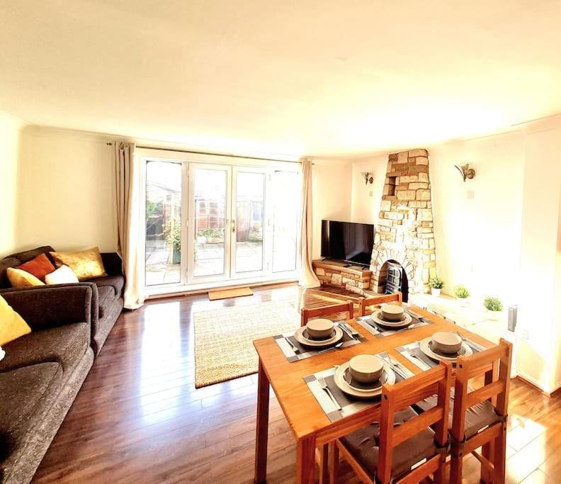 Cosy Luxurious 3 Bedroom House, Free Parking, Free Wifi, Private Garden, Free Netflix Havering Zewnętrze zdjęcie