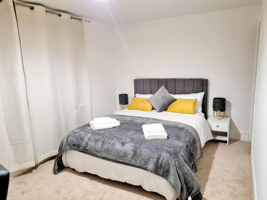 Cosy Luxurious 3 Bedroom House, Free Parking, Free Wifi, Private Garden, Free Netflix Havering Zewnętrze zdjęcie