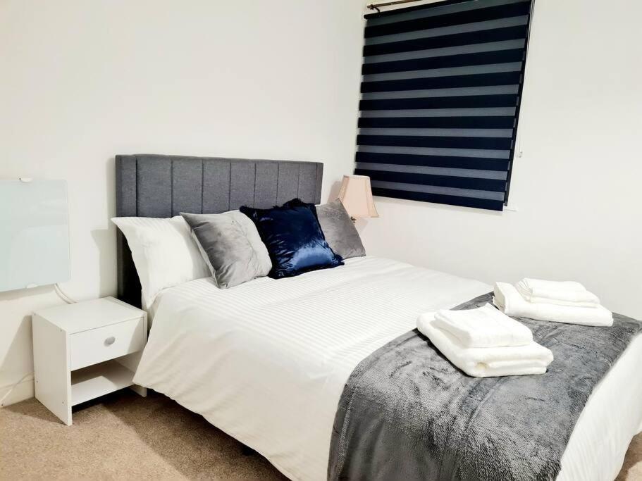 Cosy Luxurious 3 Bedroom House, Free Parking, Free Wifi, Private Garden, Free Netflix Havering Zewnętrze zdjęcie