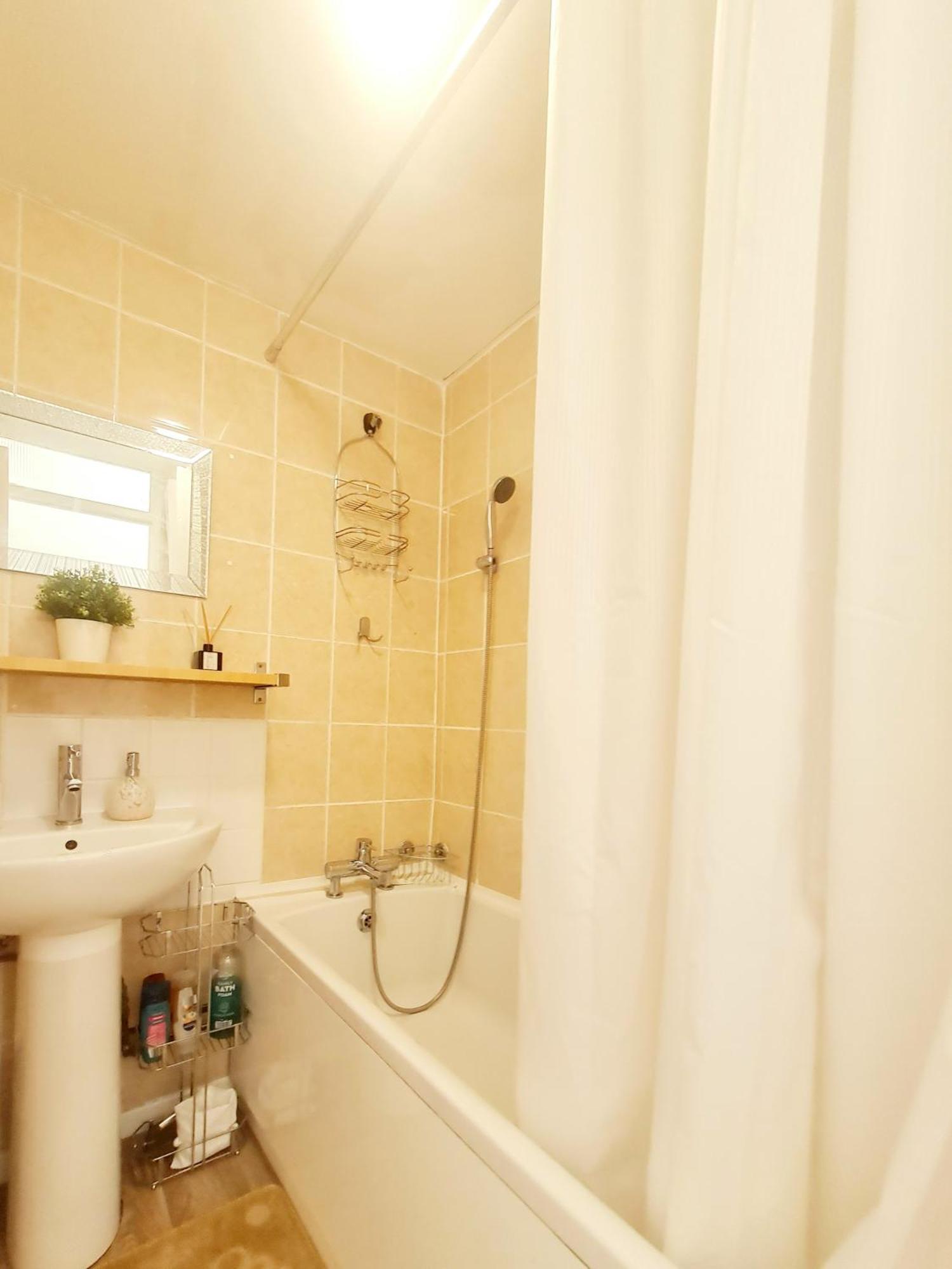 Cosy Luxurious 3 Bedroom House, Free Parking, Free Wifi, Private Garden, Free Netflix Havering Zewnętrze zdjęcie